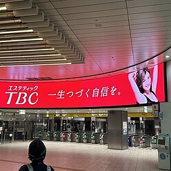 西鉄福岡天神駅改札上LEDビジョン設置