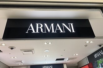 福岡空港ARMANI様｜LEDサイン製作のイメージ